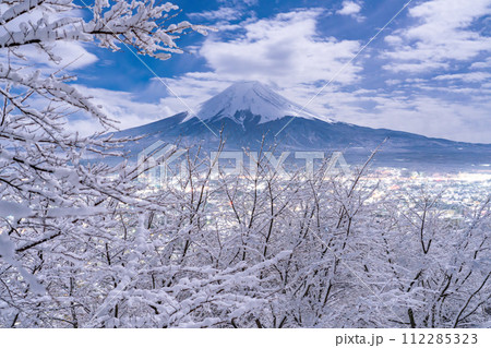 《山梨県》富士山と積雪の新倉山浅間公園・日本の雪景色 112285323