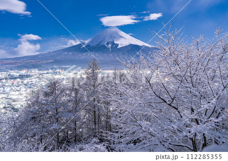《山梨県》富士山と積雪の新倉山浅間公園・日本の雪景色 112285355