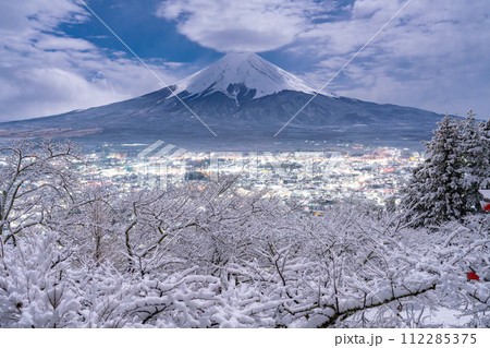 《山梨県》富士山と積雪の新倉山浅間公園・日本の雪景色 112285375