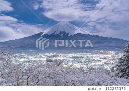 《山梨県》富士山と積雪の新倉山浅間公園・日本の雪景色 112285376