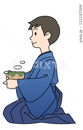 茶道　正座で茶碗を持つ着物の男性　横向き 112287006