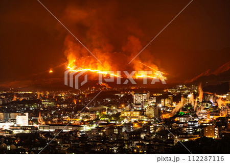 大分県別府市の扇山火祭り 112287116