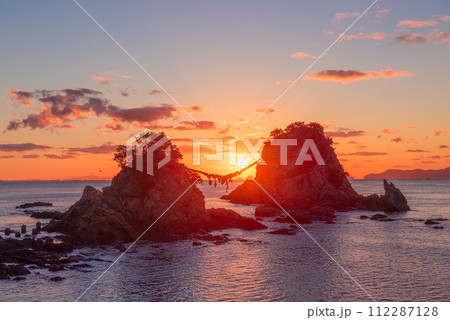 大分県佐伯市豊後二見ヶ浦の夫婦岩を結ぶ大しめ縄 112287128