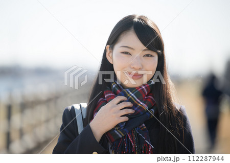 頑張れ受験生!マフラーをして屋外で見つめるカメラ目線のかわいい女子高生の秋冬の受験のイメージ 正面 頑張れ受験生!マフラーをして屋外で見つめるカメラ目線のかわいい女子高生の秋冬の受験のイメージ 正面 112287944