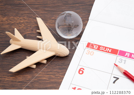 旅客機と地球儀とカレンダー 旅客機と地球儀とカレンダー 112288370