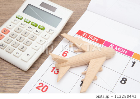 旅客機とカレンダーと電卓 112288443