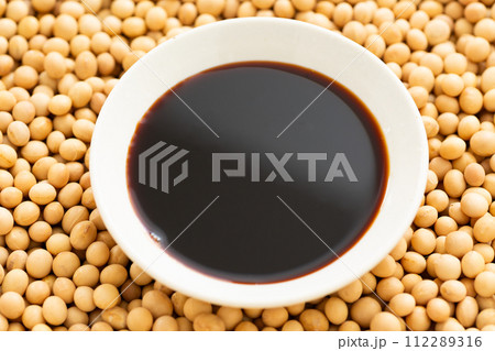 醤油と沢山の大豆 醤油と沢山の大豆 112289316