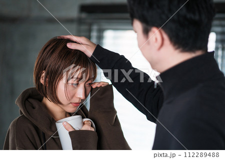 朝 カップル 眠い ライフスタイル 朝 カップル 眠い ライフスタイル 112289488