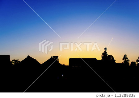 【京都】春の東本願寺　夕暮れ時のシルエットと飛行機雲 112289838