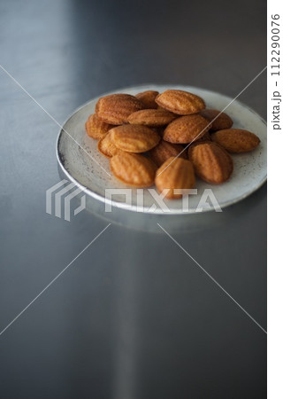 皿に乗せた手作りマドレーヌ 皿に乗せた手作りマドレーヌ 112290076