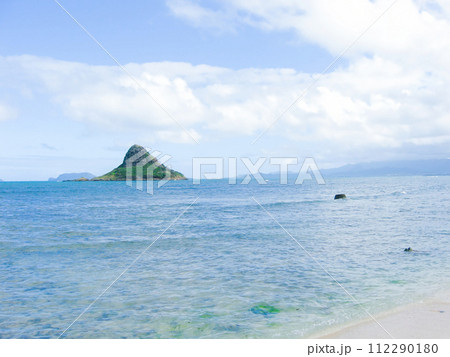 ハワイの青い海とチャイナマンズハット　オアフ島　クアロア・リージョナル・パークにて 112290180