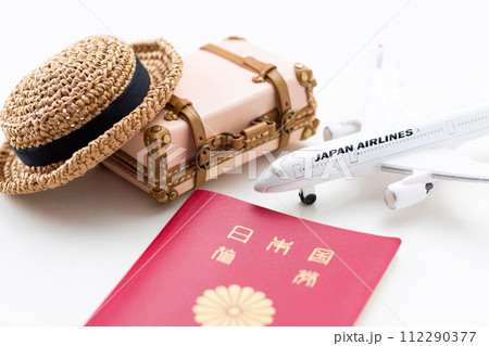 旅行バックのトランクと飛行機とパスポート 112290377