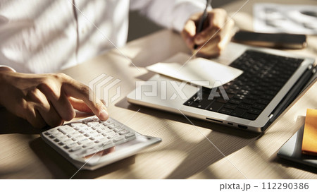 Desk with calculators for calculating, managing and analyzing economic profits and losses. 112290386