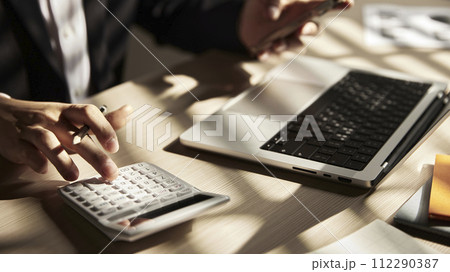 Desk with calculators for calculating, managing and analyzing economic profits and losses. 112290387