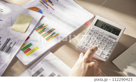 Desk with calculators for calculating, managing and analyzing economic profits and losses. 112290423