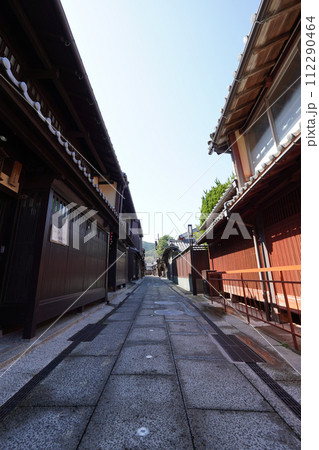 中世の港町から近世の城下町へと発展した小浜西組の伝統的な町並み（福井県小浜市） 112290464