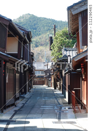 中世の港町から近世の城下町へと発展した小浜西組の伝統的な町並み(福井県小浜市) 中世の港町から近世の城下町へと発展した小浜西組の伝統的な町並み(福井県小浜市) 112290465
