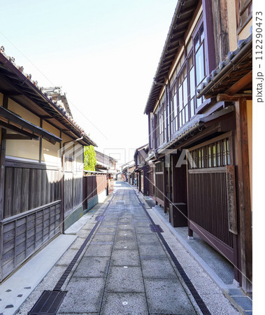 中世の港町から近世の城下町へと発展した小浜西組の伝統的な町並み(福井県小浜市) 中世の港町から近世の城下町へと発展した小浜西組の伝統的な町並み(福井県小浜市) 112290473