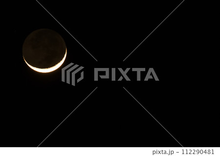 月齢2.2地球照の三日月 112290481