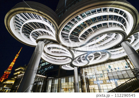 麻布台ヒルズアリーナと東京タワーの夜景【東京都・港区】 112290545