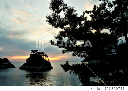 堂ヶ島の向こうの綺麗な夕陽 堂ヶ島の向こうの綺麗な夕陽 112290751