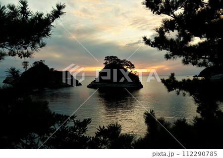堂ヶ島の向こうの綺麗な夕陽 堂ヶ島の向こうの綺麗な夕陽 112290785