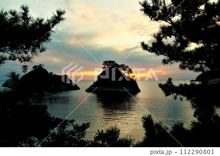 堂ヶ島の向こうの綺麗な夕陽 堂ヶ島の向こうの綺麗な夕陽 112290801