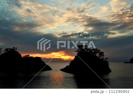 堂ヶ島の向こうの綺麗な夕陽 堂ヶ島の向こうの綺麗な夕陽 112290802