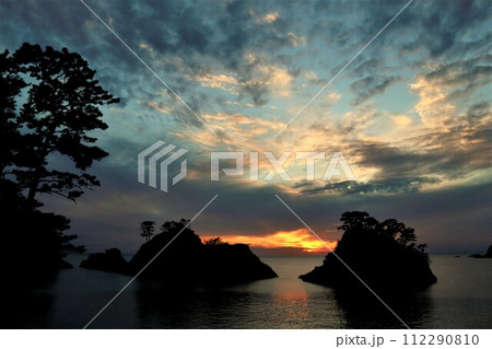 堂ヶ島の向こうの綺麗な夕陽 堂ヶ島の向こうの綺麗な夕陽 112290810