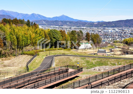 神奈川県　県立おだわら諏訪の原公園の空中歩道（スロープデッキ）と眺望 112290813