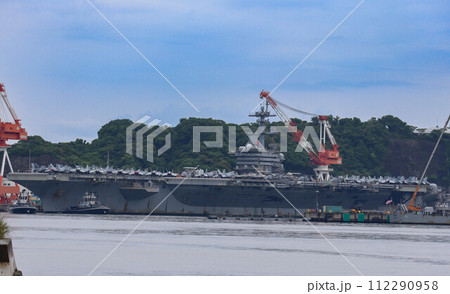 空母エイブラハム・リンカーン　艦載機満載で横須賀入港　 112290958