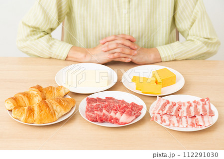 脂質を多く含む食品と女性 112291030
