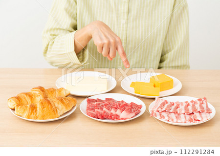 脂質を多く含む食品と女性 112291284