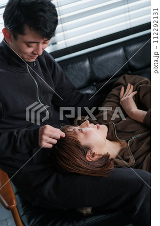 男女　ソファ　カップル　 112292131