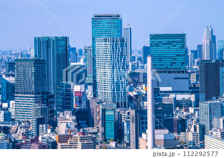 日本の東京都市景観 変貌する渋谷。サクラステージも完成…スクラングルスクエア展望台には多くの観光客 112292577
