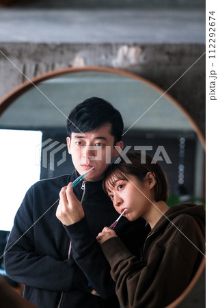 朝鏡の前で歯を磨く男女　ライフスタイル 112292674
