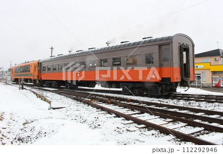 津軽鉄道のストーブ列車　津軽五所川原　青森県 112292946