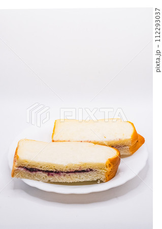 ブルーベリージャムのサンドイッチ 112293037