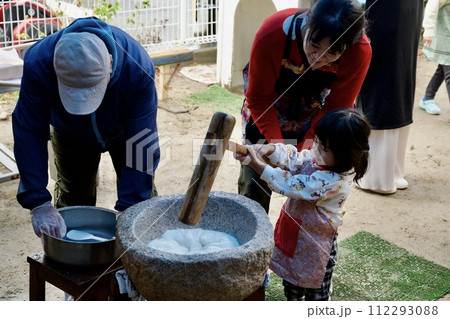 お餅つきのイメージ 112293088