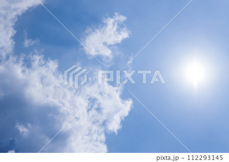 夏の空と太陽と雲　横浜 112293145