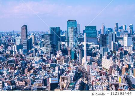 日本の東京都市景観 変貌する渋谷。渋谷の摩天楼・桜丘口再開発のビルも完成…山手線などの姿が見える 112293444