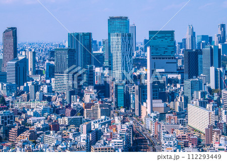日本の東京都市景観 変貌する渋谷。渋谷の摩天楼・桜丘口再開発のビルも完成…電車も見える 112293449