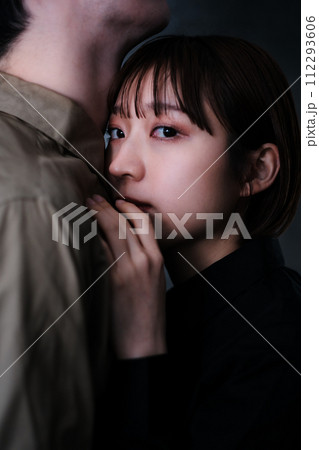 抱き合う男女 112293606