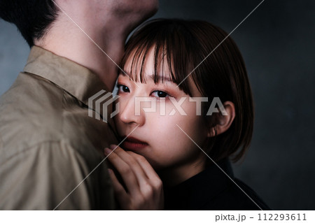 抱き合う男女 抱き合う男女 112293611