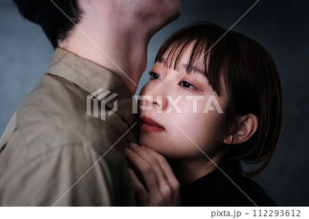 抱き合う男女 抱き合う男女 112293612