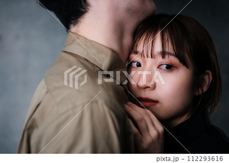 抱き合う男女 抱き合う男女 112293616