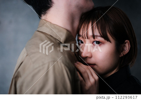 抱き合う男女 112293617
