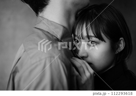 抱き合う男女 112293618