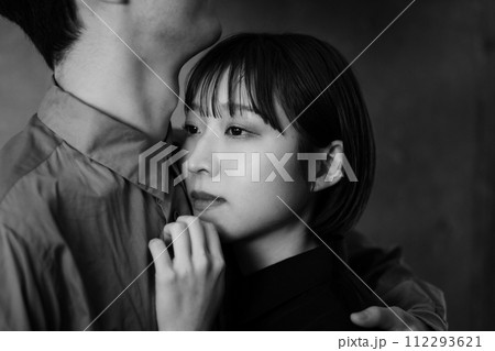 抱き合う男女 112293621