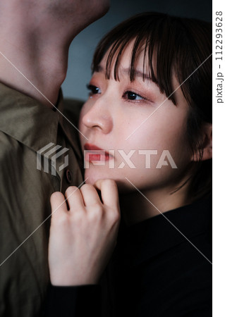 抱き合う男女 112293628